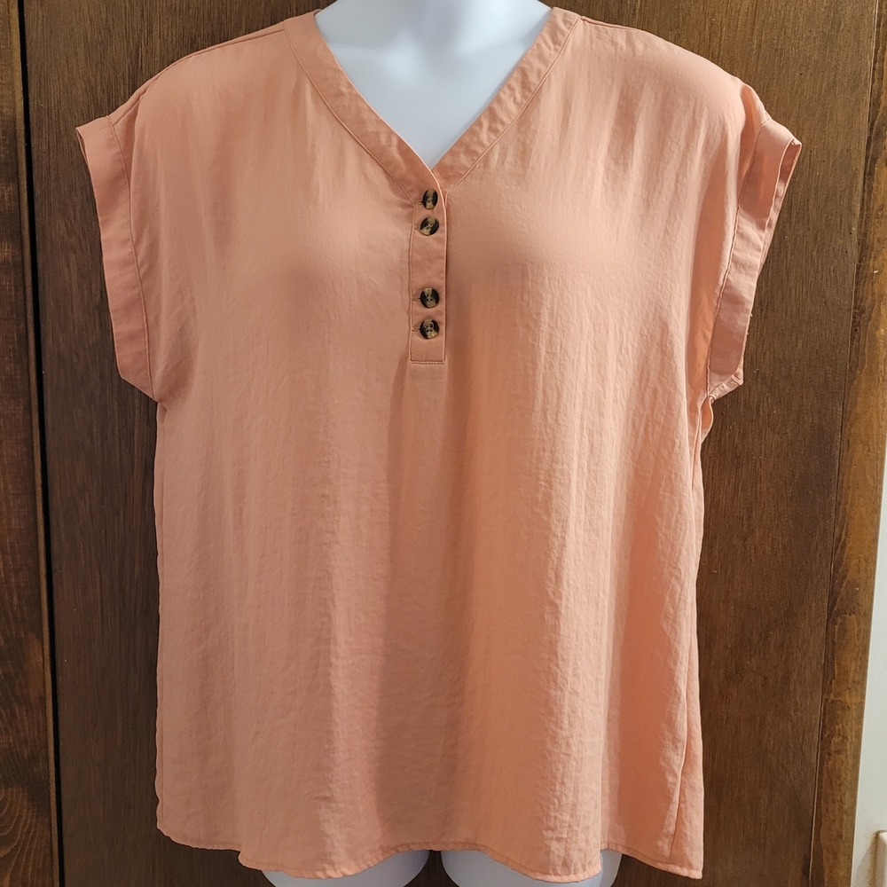 Maurices Women Top Size XXL Tunic V Neck Short Sleeves Buttons Peach Lightweight